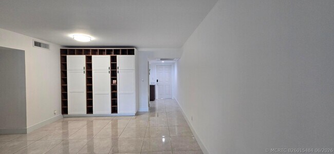Building Photo - 3300 N Palm Aire Dr