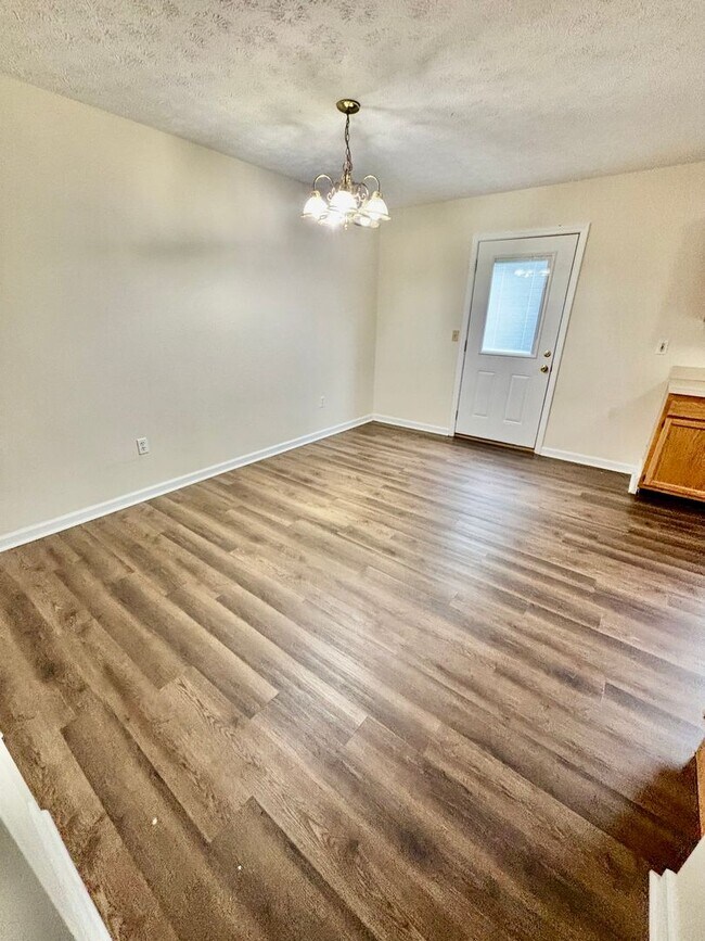 Building Photo - 2 Bedroom Townhouse in Richmond!