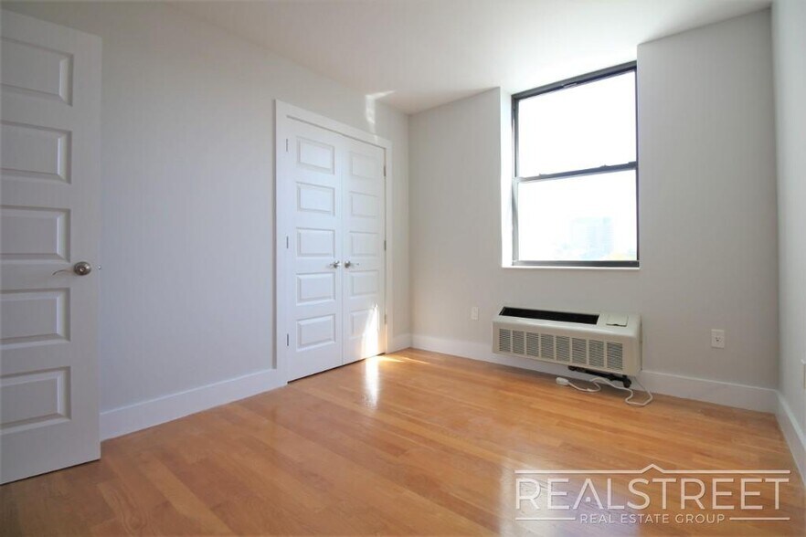 Building Photo - LUXURY 3 BR in Queens!