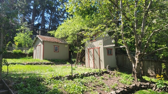 Building Photo - Beautiful Classic 4+ Bedroom 3,800 Sq. Ft....