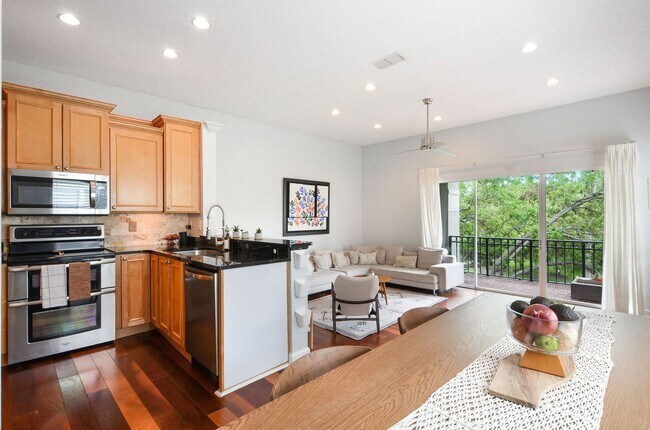 Building Photo - Gorgeous End Unit with pond fountain view -  1 Bed, 1 Bath plus Office/Den Nook on Harbour Island...