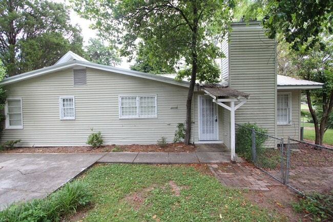 Building Photo - Lovely Duplex For Rent