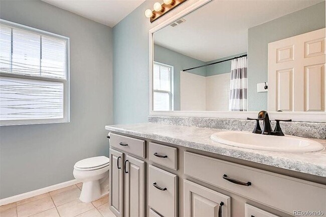 Building Photo - Stunning 3 bed 2.5 ba home for rent at Murphy Creek neighborhood Aurora CO 80018