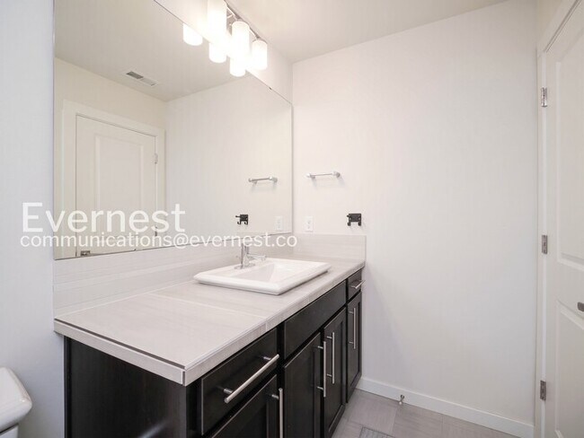 Building Photo - 4 Bed/2.5 Bath Home with Garage / Available Now!