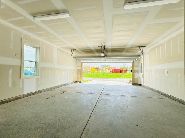 Building Photo - 4 bedroom End Unit Townhome in Wendell Fall