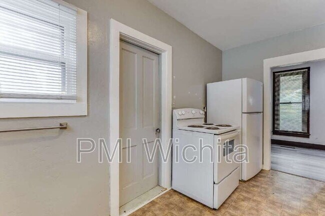 Building Photo - 514 S Fern St