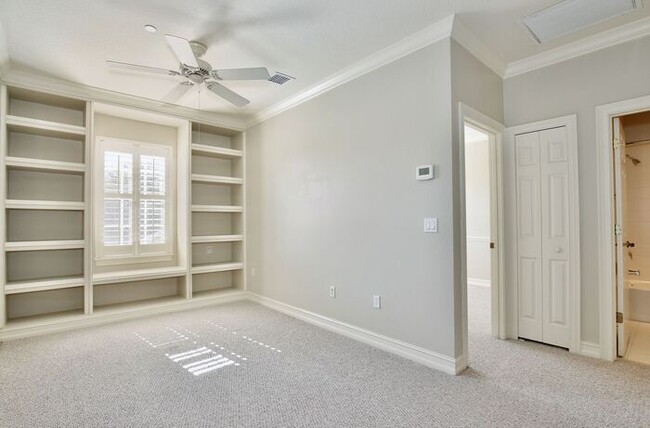 Building Photo - Stunning 2/2.5 Spacious Townhome with a Lo...