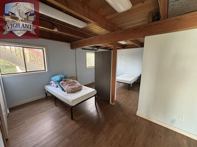 Building Photo - Amazing Furnished 4 bedroom home