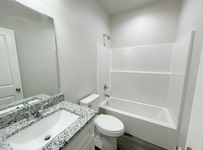 Building Photo - Beautiful 4 bedroom 2 Bath Home in New Com...