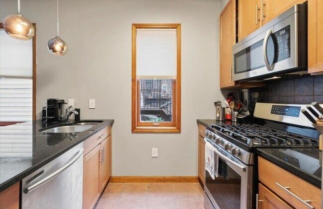 Building Photo - 515 30th St