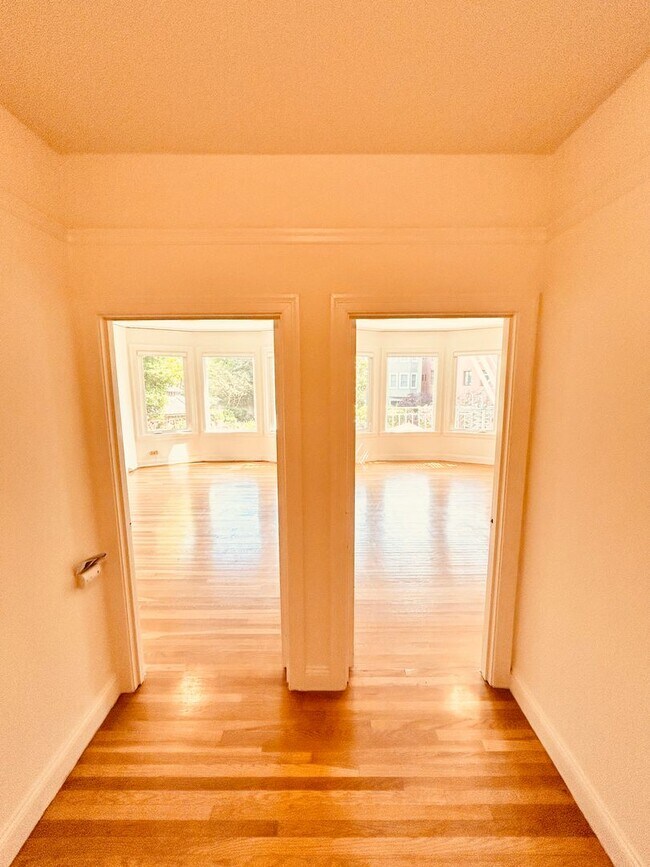 Building Photo - Beautiful 1 Bedroom located in one of San ...