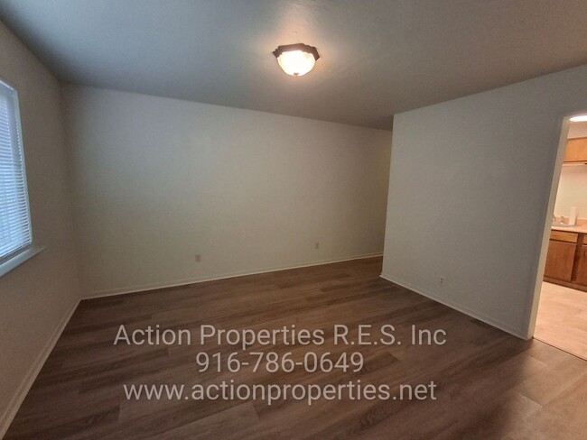 Building Photo - Central Roseville -Duplex 1 Bed, 1 Bath Du...