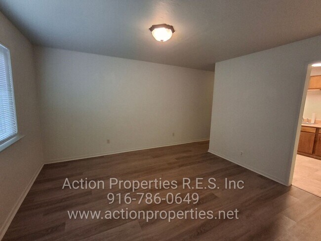 Building Photo - Central Roseville -Duplex 1 Bed, 1 Bath Duplex Large Fenced Yard, Gardener Included - No Laundry ...