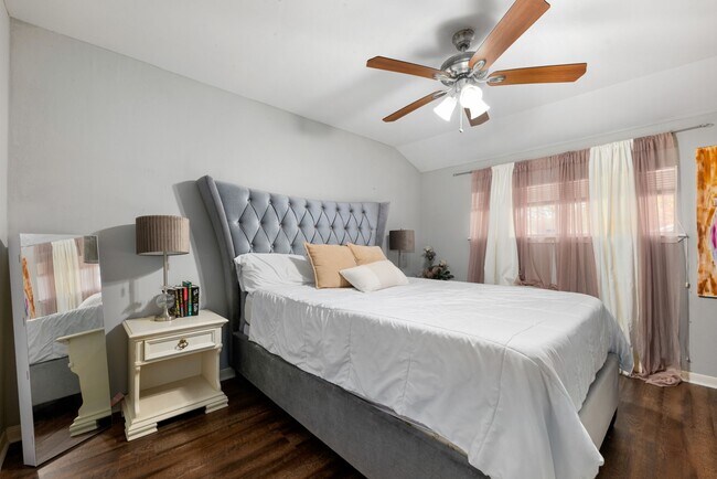 Building Photo - 6019 Cartagena St