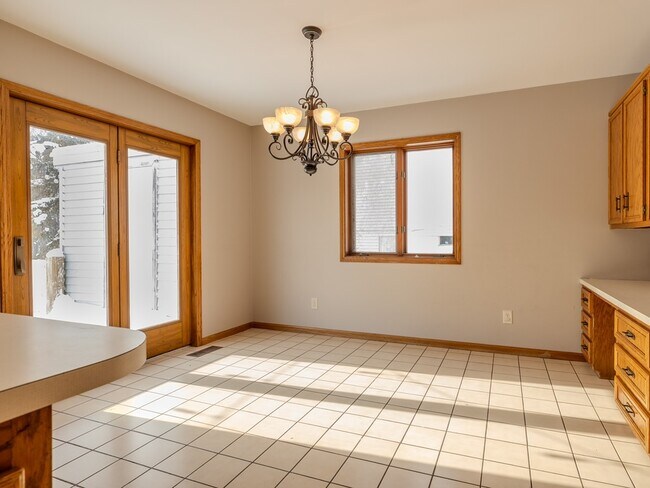 Building Photo - 2630 Glencairin Dr NW