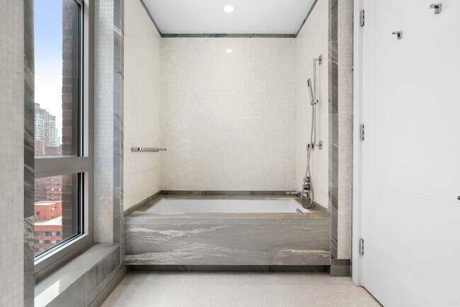 Building Photo - 200 E 95th St