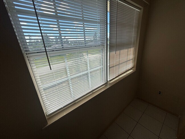 Building Photo - Large home and yard- 4/4 won't last