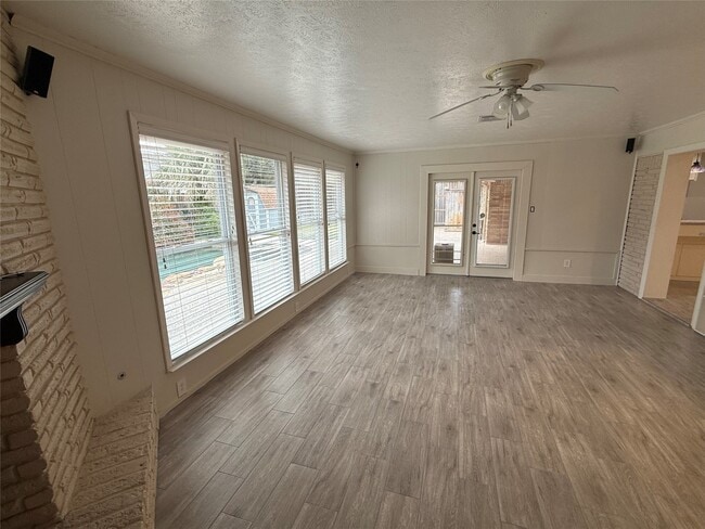 Building Photo - 822 Hidden Valley Dr