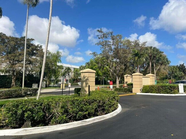 Building Photo - 800 NE 195th St