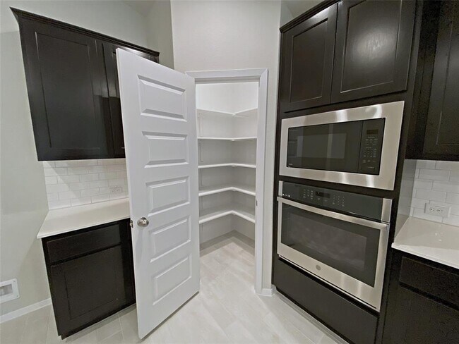 Building Photo - 20915 Oak Dale Dr