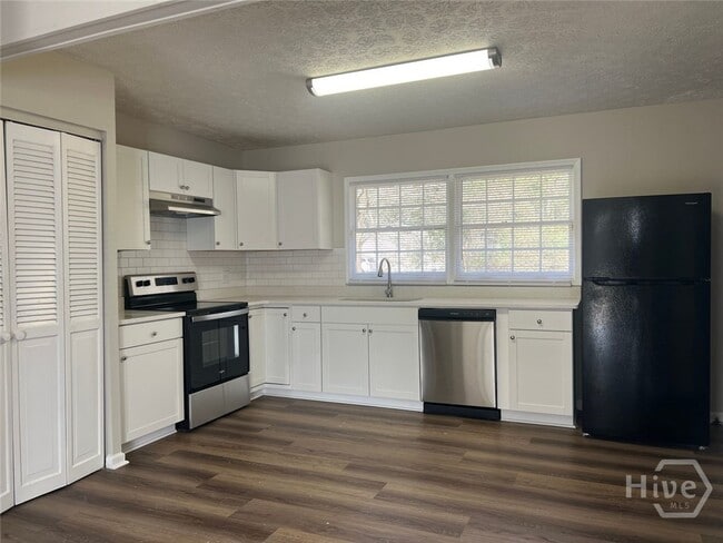 Building Photo - 1695 E Broad St