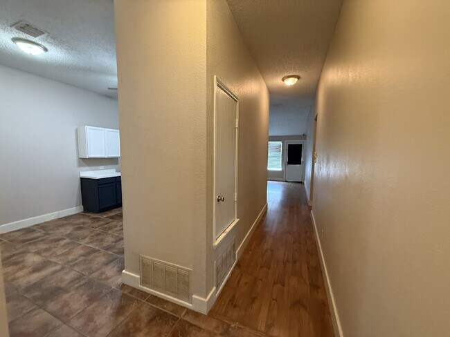 Building Photo - 1100 Alexandria Dr