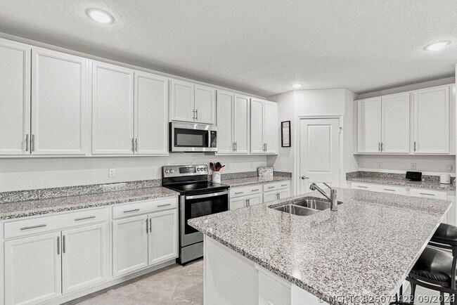 Building Photo - 226 SW Milburn Cir