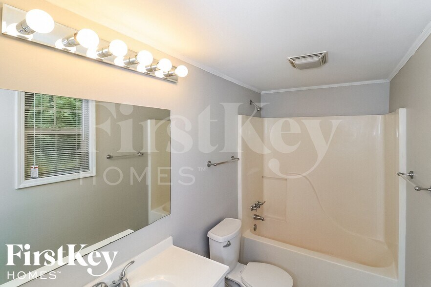 Building Photo - 2905 Navajo Cir