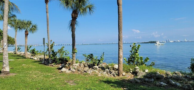 Building Photo - 1750 N Bayshore Dr