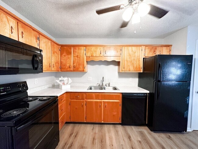 Building Photo - 470 Martha Ln