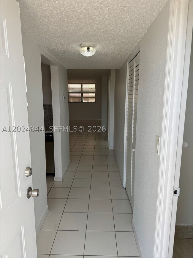 Building Photo - 907 N Miami Beach Blvd