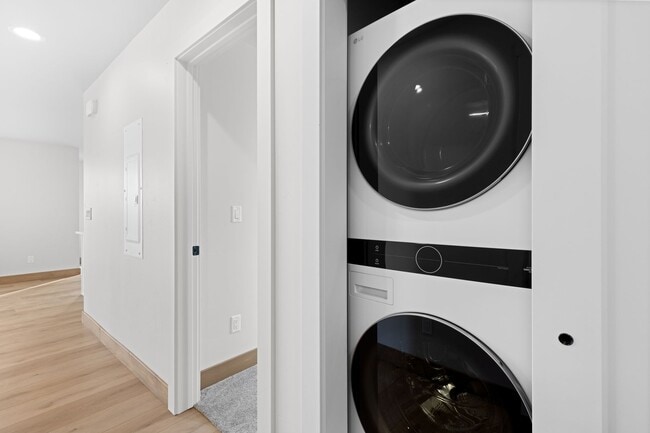 Building Photo - 865 9th St W