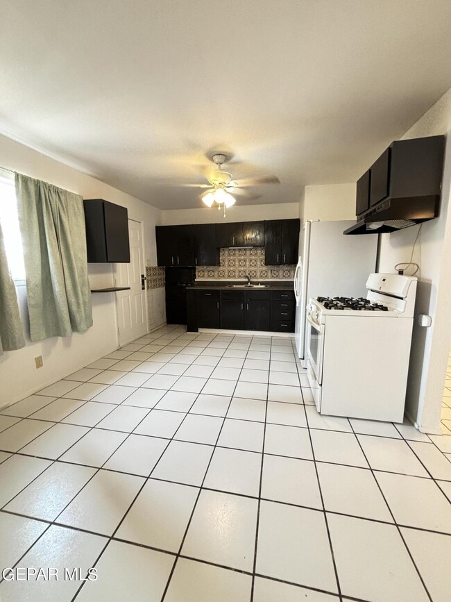 Building Photo - 10349 Shoshone St