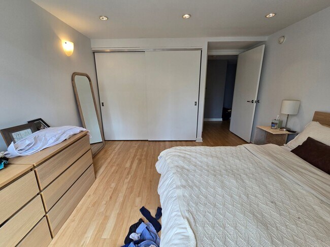 Building Photo - HUGE Stunning Bright 3 bed 2.5 bath loft i...