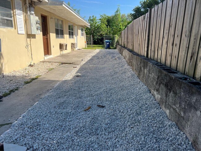 Building Photo - 1166 NE 112th St