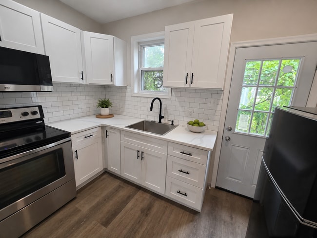 Building Photo - Beautiful Newly-Renovated Home!