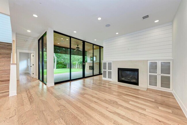 Building Photo - 1707 W St Johns Ave