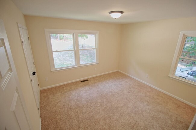 Building Photo - Beautiful 3 bed, 1/5 bath duplex in East R...