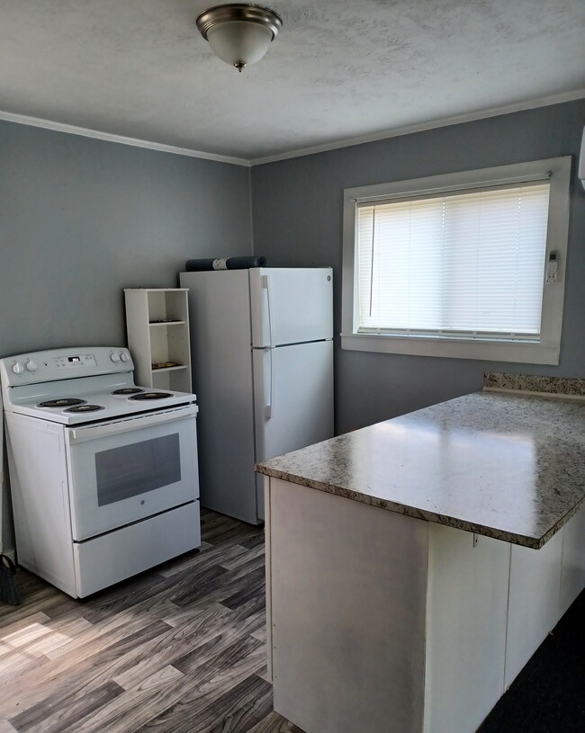 Kitchen/Dining Area - 400 N Sam Houston Ave