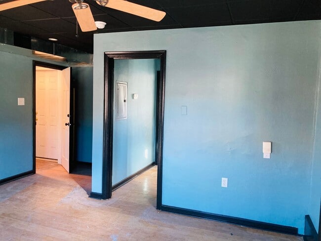 Building Photo - 922 Western Ave