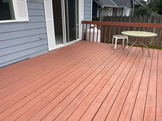 Building Photo - Single Level Useless Bay Home with Bonus Room!