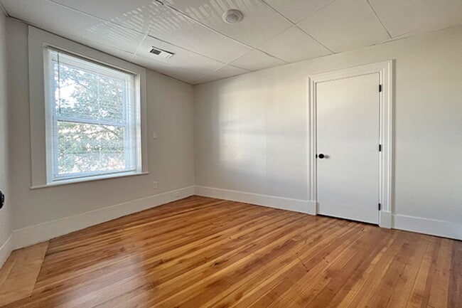 Building Photo - 9/1 No Fee! Renovated 3BR in downtown Beverly w/AC, laundry!