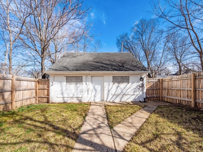 Building Photo - 522 Kelton Ave