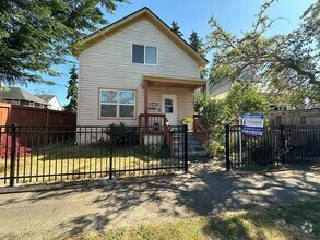 Building Photo - 3 Bedroom 2 Bath - City Compound - A Must ...