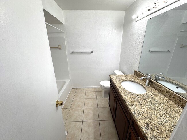 Building Photo - 1948 Lake Atriums Cir