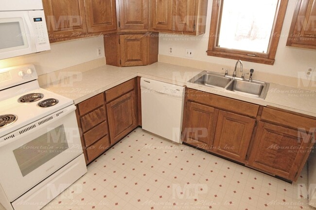 Building Photo - 1215 Lynnwood Dr