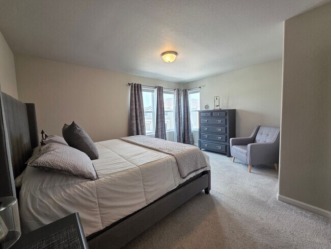 Building Photo - Gorgeous 2 Bed 3 bath Town Home In Lorson Ranch!!