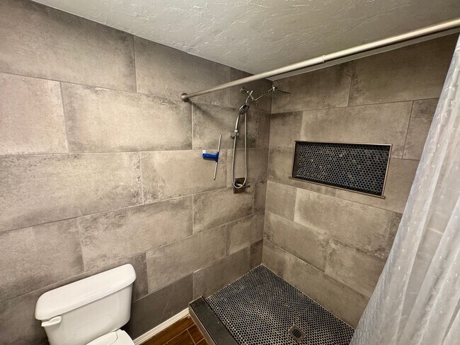 Building Photo - Charming and spacious with thoughtful updates! This 3 bed 2 bath feels new and trendy, schedule y...