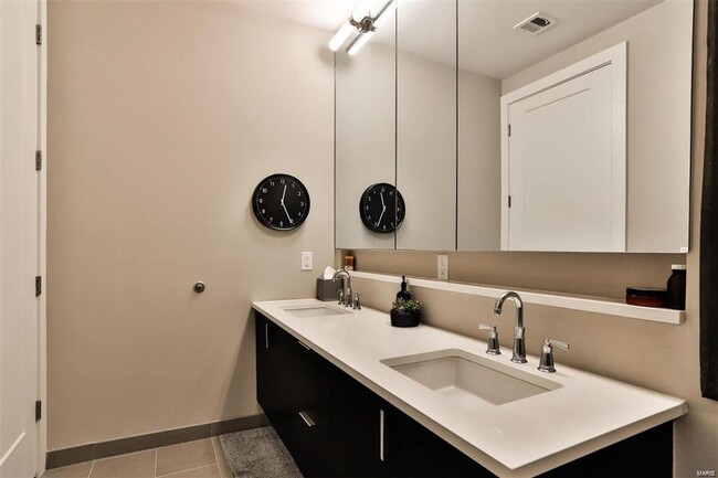 Building Photo - Luxury condo in the CWE