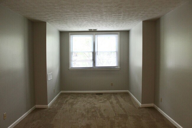 Building Photo - 736 Woodland Dr